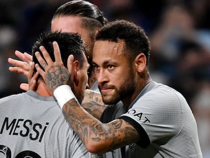 Neymar celebra un gol con Messi durante la gira del PSG, este verano.