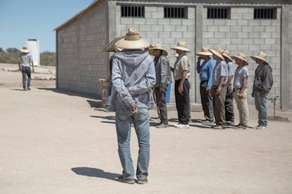 Cada día los internos tienen que hacer fila para cada una de sus necesidades, desde salir de las habitaciones hasta comer. En la foto hacen fila para ir al baño mientras son supervisados por un guardia.