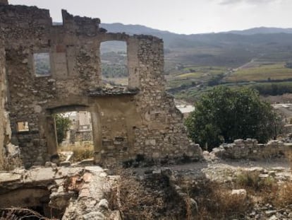 Cases en ru&iuml;nes, al poble vell de Corbera d&rsquo;Ebre, tal com van quedar a la tardor de 1938.