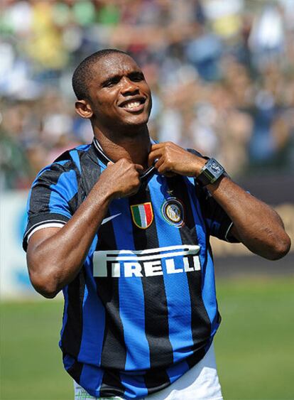 Samuel Eto'o se enfunda la camiseta del Inter de Milán en su presentación.