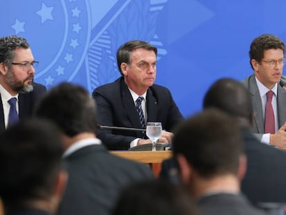 O presidente Jair Bolsonaro entre os ministros Ernesto Araújo e Ricardo Salles.