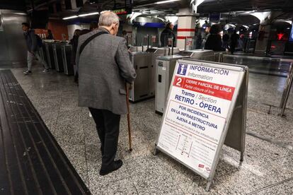 Un cartel avisa del corte de la línea 2 de metro en la estación de Sol.