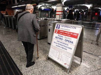 Un cartel avisa del corte de la línea 2 de metro en la estación de Sol. 