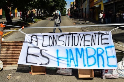 Pancarta con la Asamblea Constituyente que pretende elegir Maduro.