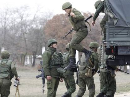 Militares russos no aeroporto da cidade de Belbek, nesta terça-feira.