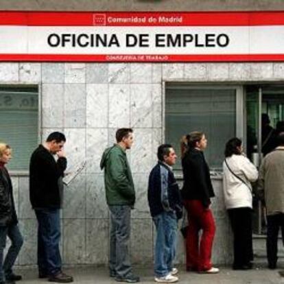 Cola de desempleados en una oficina de empleo