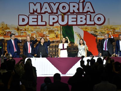 Claudia Sheinbaum con líderes de Morena, en Ciudad de México, el 18 de junio.