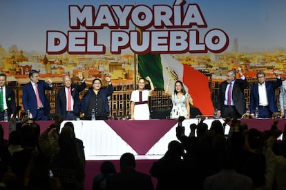 Claudia Sheinbaum con líderes de Morena, en Ciudad de México, el 18 de junio.