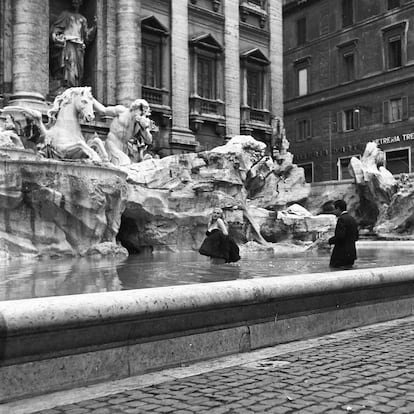 Probablemente la escena italiana más famosa del cine: Marcello Mastroianni, Anita Ekberg y la Fontana de Trevi. Todo ocurrio en Roma en 1959. 