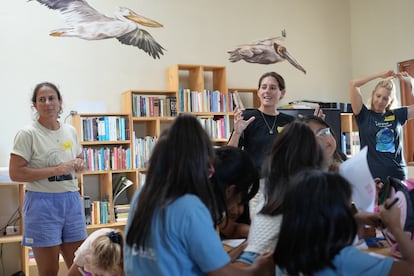 En las clases teóricas también aprenden acerca de la conservación marina.