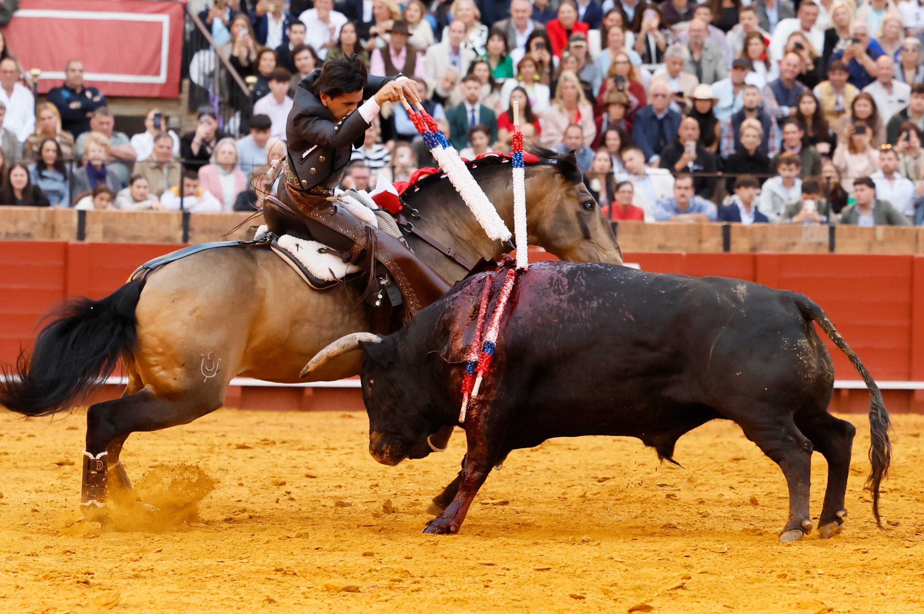 Diego Ventura clava un par de banderillas a dos manos en su primer toro.
