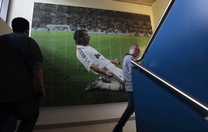 En las escaleras que llevan a la segunda y tercera planta de la residencia de los canteranos hay fotos de jugadores históricos del club. En esta imagen aparece Raúl.