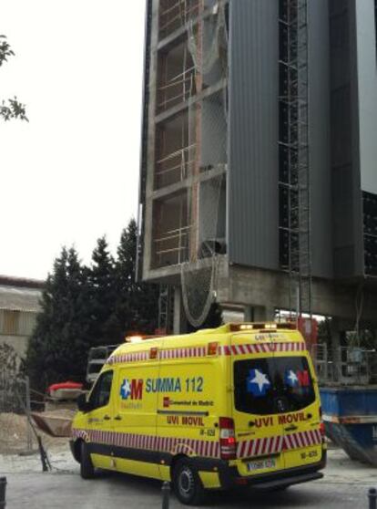 Una ambulancia del Summa 112 ante el edificio en construcción en Coslada.
