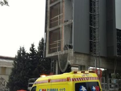 Una ambulancia del Summa 112 ante el edificio en construcción en Coslada.