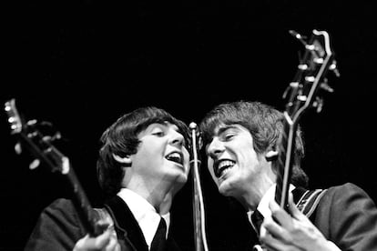 The Beatles despertaban las pasiones más extremas, también en el lado negativo, y fueron múltiples las amenazas de muerte que recibieron. En Japón por ejemplo, 35.000 agentes de policía tuvieron que movilizarse para proteger al cuarteto tras las amenazas de grupos conservadores religiosos y fueron transportados en vehículos acorazados.