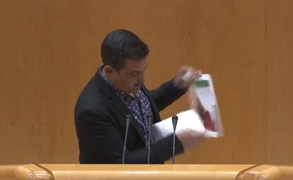 Carles Mulet rompe la fotografía de Susana Díaz en el Senado.