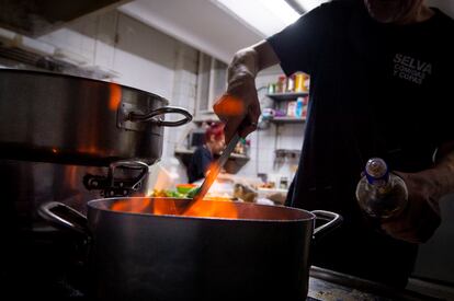 Como es tradición en Madrid, en La Selva los miércoles hay cocido en el menú y los jueves, paella. Siempre sirven un aperitivo con la bebida y sus platos son abundantes y realmente caseros, con patatas fritas 'de verdad' y carne y pescado muy frescos, tiernos y en su punto de fritura.
