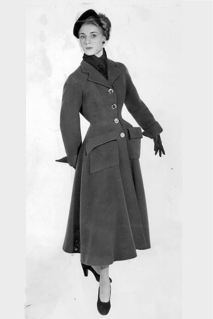 Una modelo luce un abrigo 100% New Look: cintura muy marcada, curvas pronunciadas y grandes bolsillos.