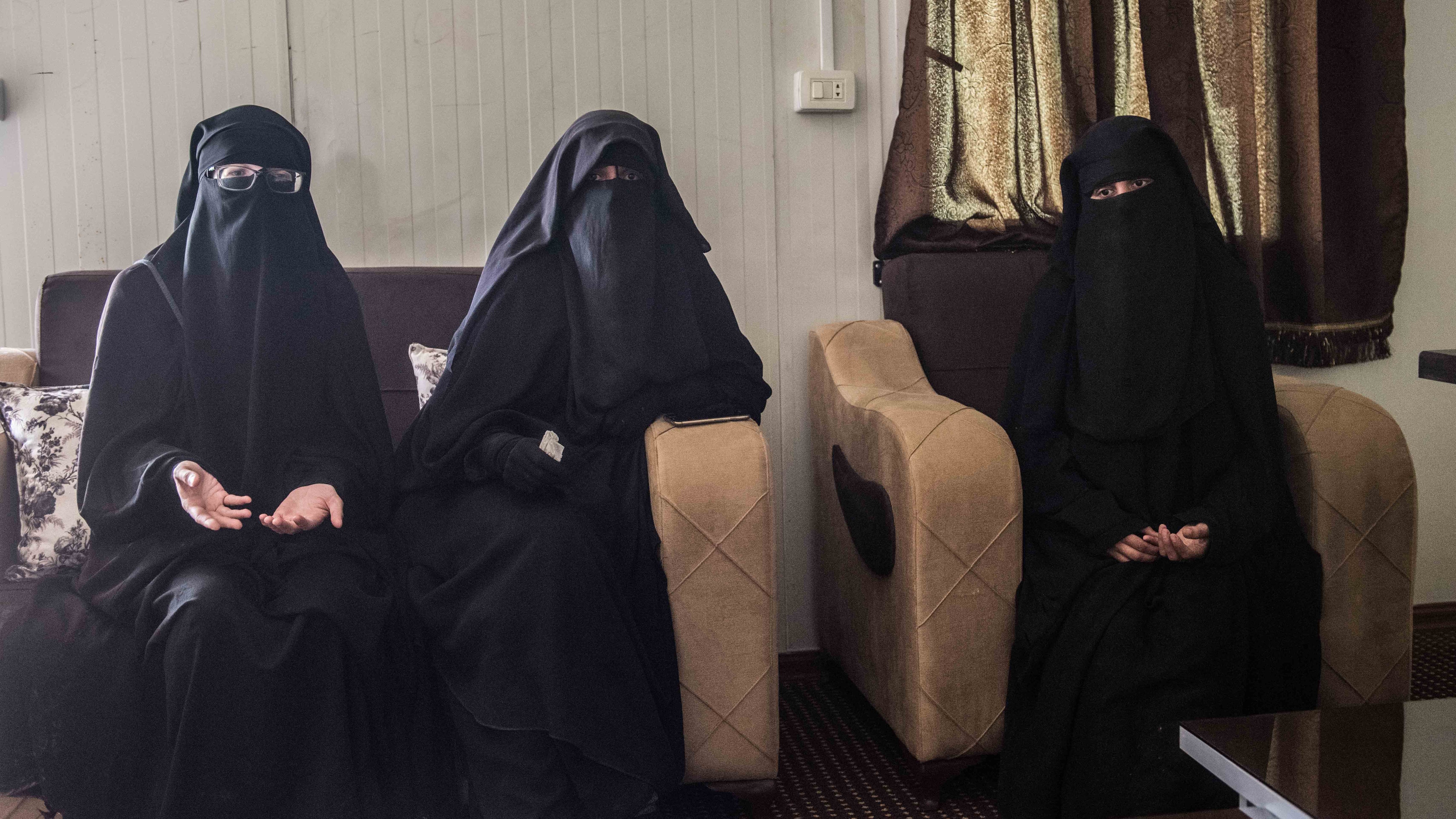 Yolanda Martínez, a la izquierda, y Luna Fernández, a la derecha, en abril de 2019, cuando fueron localizadas por EL PAÍS en el campo de Al Hol, en el noreste de Siria.