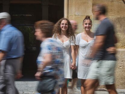 Adriana (izqda.) y Bárbara Junquera (dcha.), en la puerta del Ayuntamiento de Algeciras, Cádiz, este viernes.