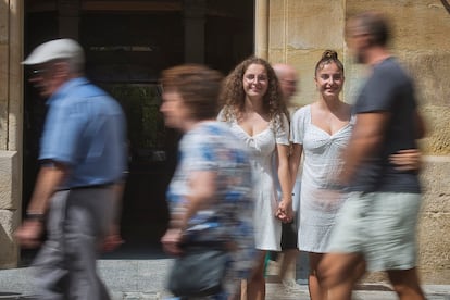 Adriana (izqda.) y Bárbara Junquera (dcha.), en la puerta del Ayuntamiento de Algeciras, Cádiz, este viernes.