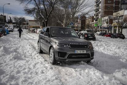 El Range Rover de Miguel Benzo y Rodrigo Álvarez de Toledo llegando al barrio del Pilar, en Madrid, para llevar al hospital a Ana Gordillo, "Triana", con el pie muy dolorido por una caída en el portal.