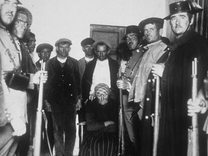 Castilblanco (Badajoz), el 1 de enero de 1932. Campesinos, detenidos por la Guardia Civil tras el levantamiento popular.