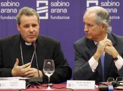 El obispo auxiliar de Bilbao, Mario Iceta (a la izquierda), junto a Juan Maria Atutxa, en un acto de la Fundación Sabino Arana.