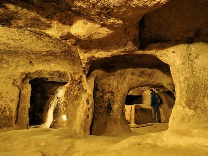 Ciudad subterránea en la provincia de Nevsehir, de hasta ocho niveles por debajo de la tierra y con capacidad para hasta 5.000 personas.