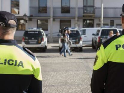 Dos policías locales enfrente del ayuntamiento de Valdemoro (Madrid).