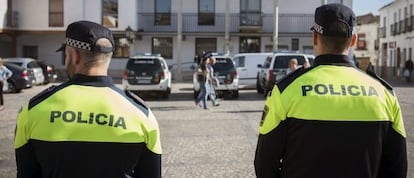 Dos policías locales enfrente del ayuntamiento de Valdemoro (Madrid).