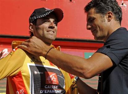 Miguel Indurain ajusta a Alejandro Valverde el <i>maillot</i> de líder.