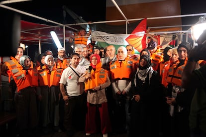 Activistas procedentes de Turquía, con chalecos salvavidas, durante una rueda de prensa celebrada el pasado 20 de mayo a bordo del buque turco Mavi Marmara, asaltado hoy por la armada israelí.