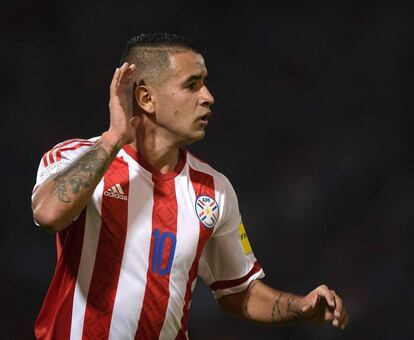 Derlis González celebra su tanto con un gesto a la afición argentina.