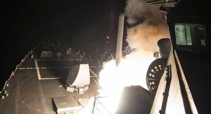El destructor norteamericano USS Ross lanza un misil Tomahawk contra la base siria de Shayrat.