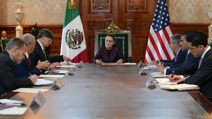 Claudia Sheinbaum se reúne con el subsecretario de Estado estadounidense, Cristopher Landau, en el Palacio Nacional.