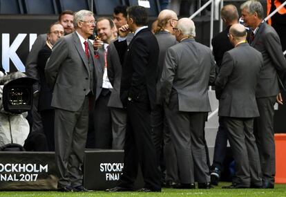 El exentrenador del Manchester United Alex Ferguson visita el terreno de juego donde se disputará la final de la Liga Europa entre el Ajax de Ámsterdam y el Manchester United.