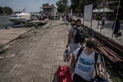 Los turistas desembarcan todo el día en el muelle del Danubio en Sulina, sin conexión por carretera con el resto de Rumanía.