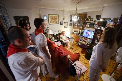 Residentes de Pamplona miran una transmisión en vivo de la trercera corrida de toros del festival de San Fermín, este martes.