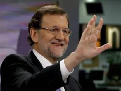 El presidente del Gobierno, Mariano Rajoy, durante la entrevista que ha concedido a la directora de servicios informativos de Antena 3, Gloria Lomana, esta noche en los estudios de la cadena televisiva.