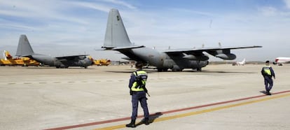 Llegada de dos aviones Hércules a la base de Torrejón de Ardoz.