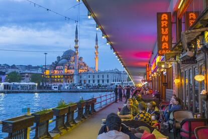 Turkey, Istanbul, Sultanahmet, Galata Bridge and New Mosque at night