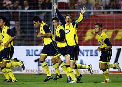 Fernando Torres celebra junto a sus compañeros el primer gol del Atlético.