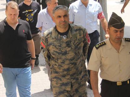 El general Bekir Ercan, en el centro, es conducido este domingo ante el juez en Adana, Turqu&iacute;a.