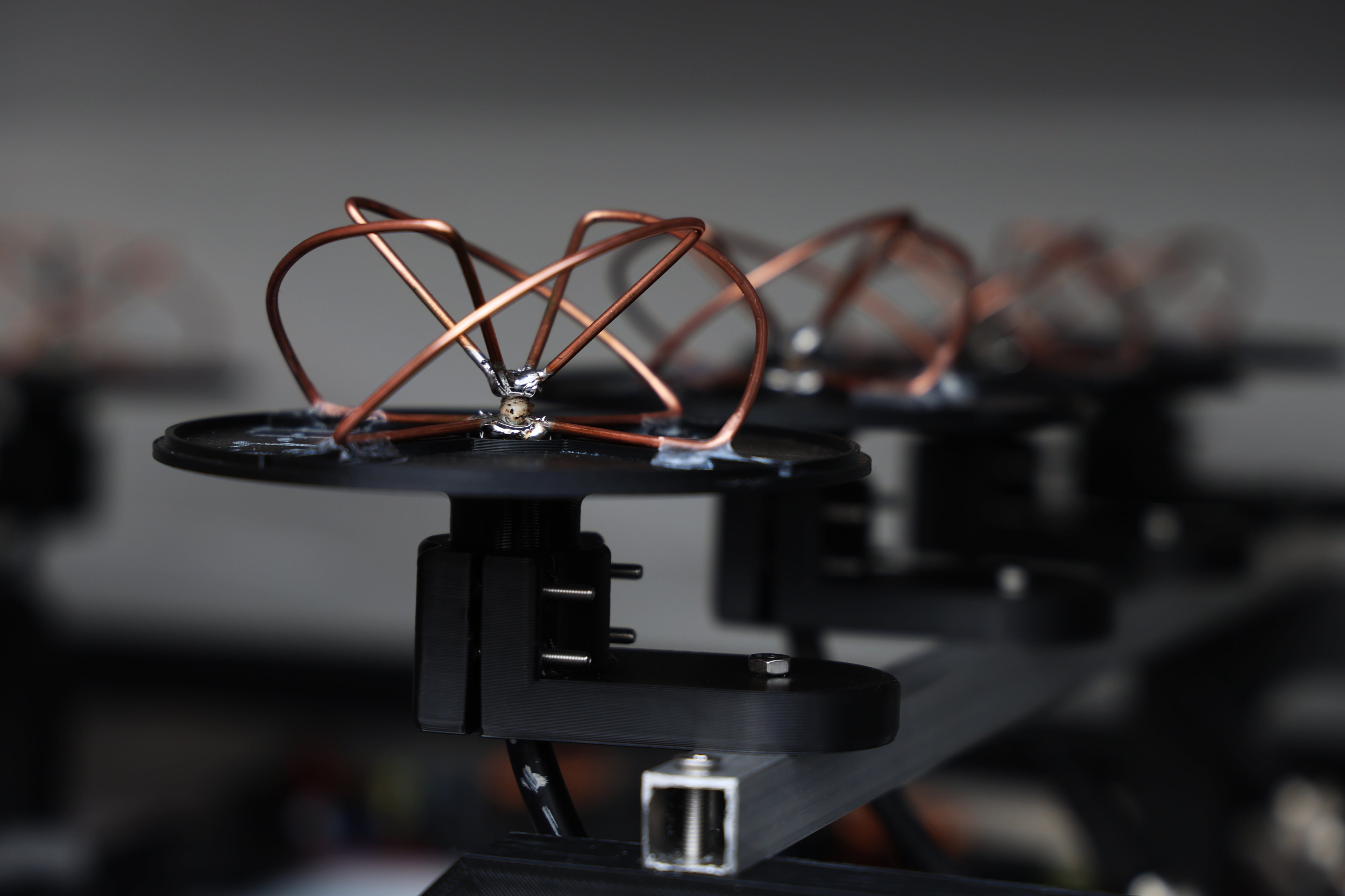 Antenas fabricadas de manera artesanal que integran un sistema antidrones en el este de Ucrania.