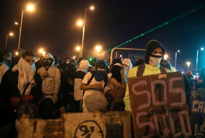 Jovens protestam em Bogotá na segunda-feira, 10 de maio.