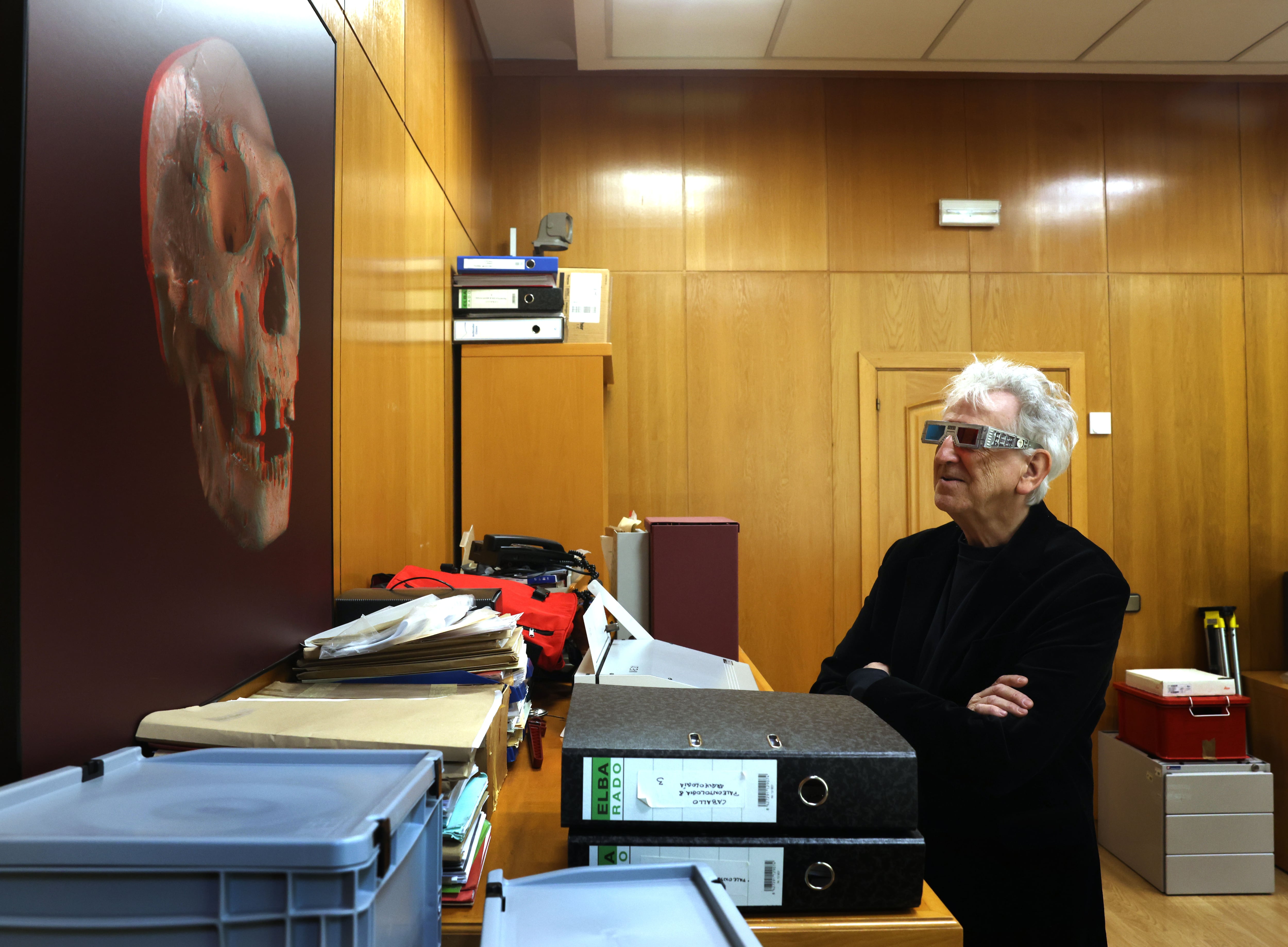 Arsuaga estudia una reproducción de un cráneo en tres dimensiones con unas gafas anaglíficas. 