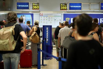 Pasajeros hacen cola en la zona de facturación de Ryanair en la T1 del aeropuerto de Barajas, en Madrid. 