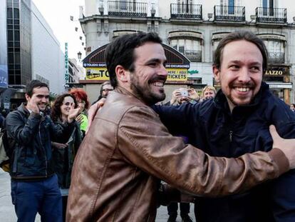 Iglesias y Garzón escenifican su acuerdo en la Puerta del Sol de Madrid, escenario del 15-M.