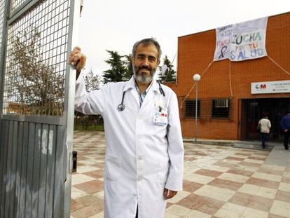 Jos&eacute; Luis Quintana, ante el centro de salud que dirige. / Luis Sevillano